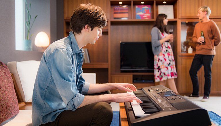 Yamaha PSREW425 Keyboard 76 Note 2